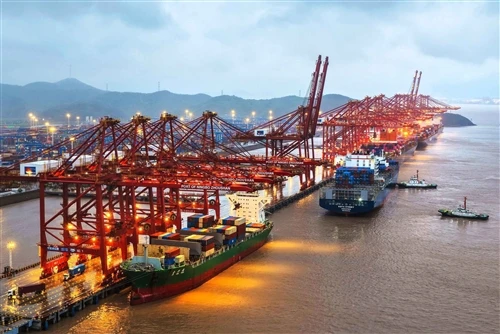 First Container Ship Safely Berths After Typhoon; Maritime Authorities Provide Support For The Re...