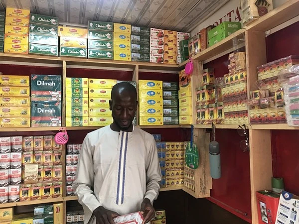Guinée vente de thé vert chinois.jpg Guinée vente de thé vert chinois.jpg